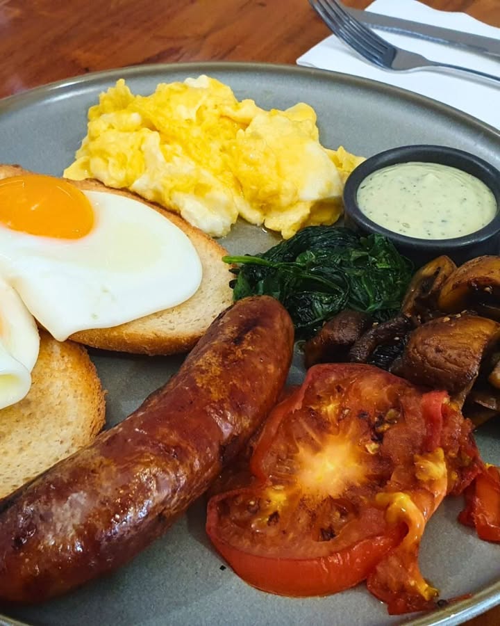 Featured image for “Sunday Brunch Delights at Warren Services Club: Eggs Benny, Big Breakfast & Amanti Coffee”